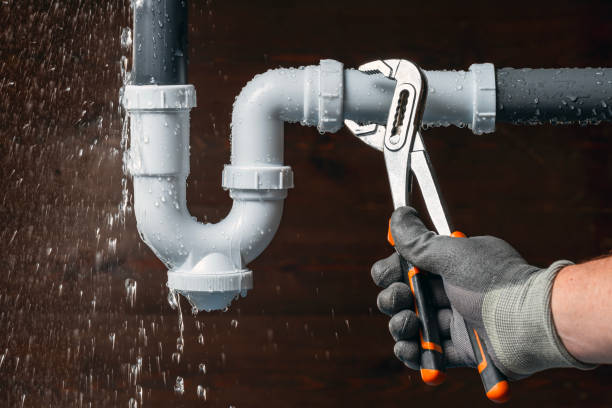 Professional Emergency Plumber technician working in Cooksville, IL